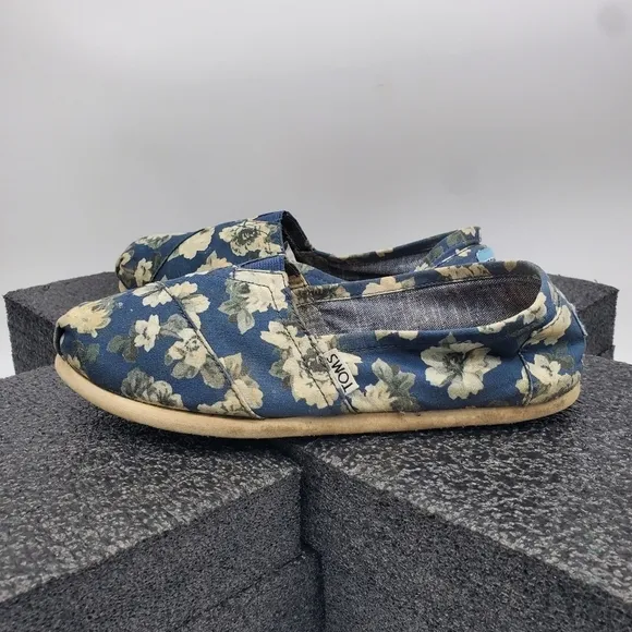 TOMS Shoes Women's 7.5 Floral Canvas Slip-On Flats