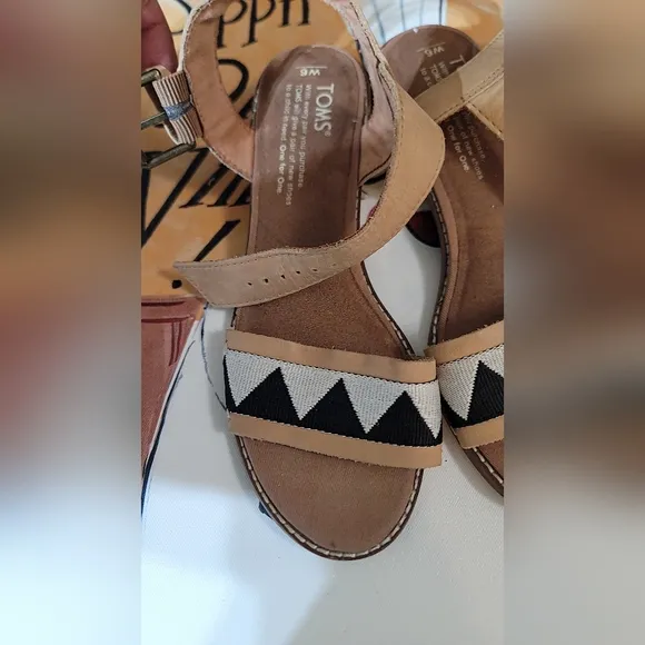 TOMS Women's Tan and Black Sandals