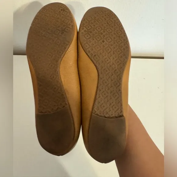 Tory Burch Caramel Pebbled Leather Gold T Logo Ballet Flats Shoes 6M