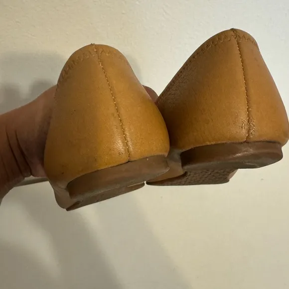 Tory Burch Caramel Pebbled Leather Gold T Logo Ballet Flats Shoes 6M