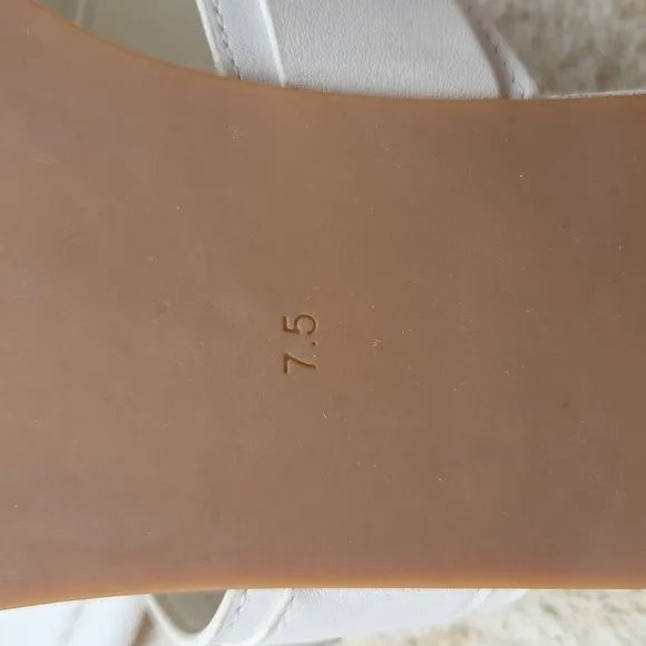 Tory Burch Elegant White Sandals with Gold Accents Size 7.5