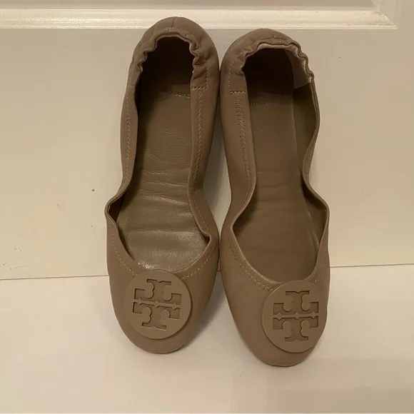 Tory Burch Shoes taupe gray tan leather ballet flats medallion vamp Size 7.5