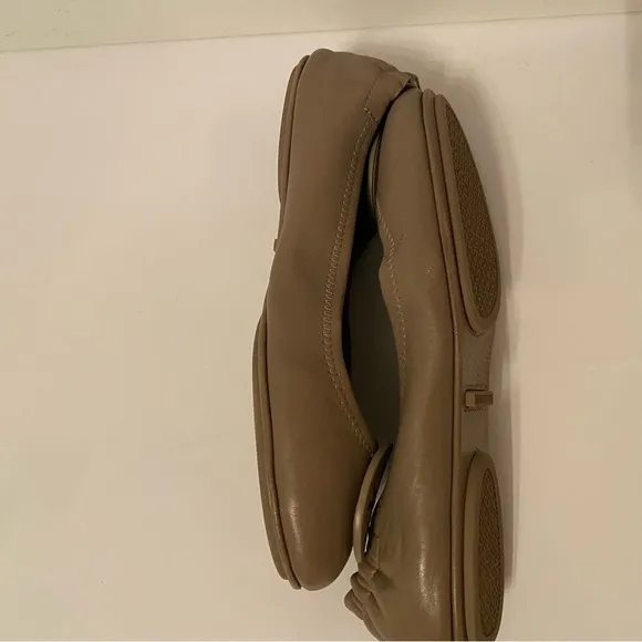 Tory Burch Shoes taupe gray tan leather ballet flats medallion vamp Size 7.5