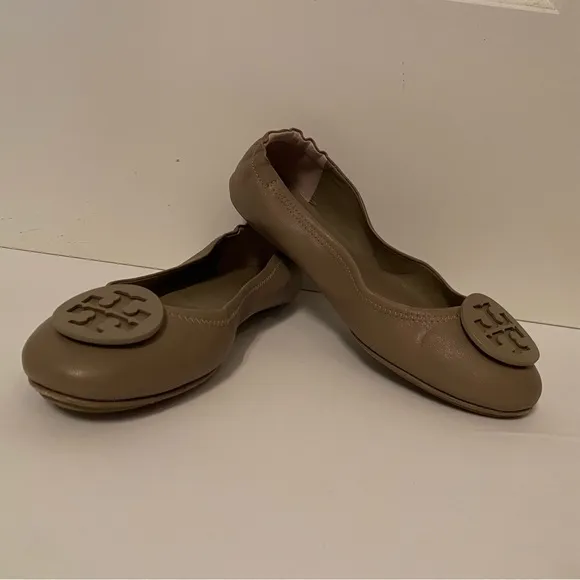 Tory Burch Shoes taupe gray tan leather ballet flats medallion vamp Size 7.5