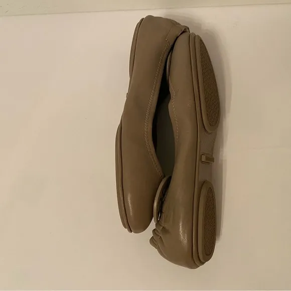 Tory Burch Shoes taupe gray tan leather ballet flats medallion vamp Size 7.5