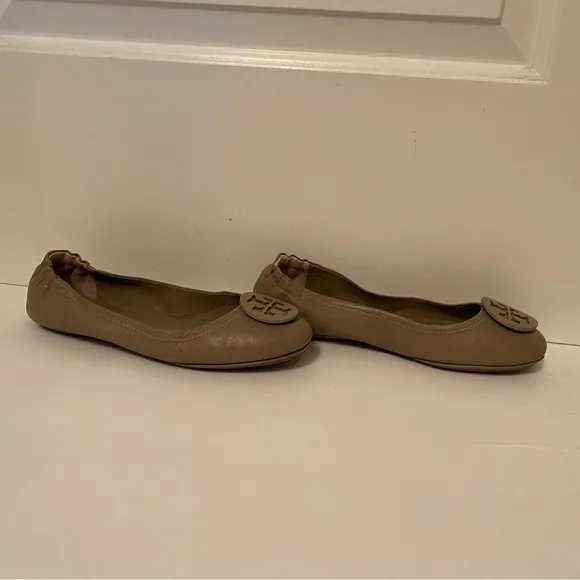 Tory Burch Shoes taupe gray tan leather ballet flats medallion vamp Size 7.5