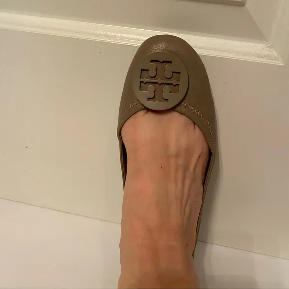 Tory Burch Shoes taupe gray tan leather ballet flats medallion vamp Size 7.5