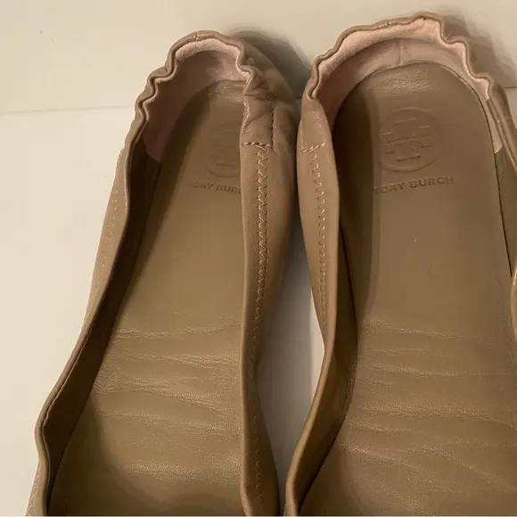 Tory Burch Shoes taupe gray tan leather ballet flats medallion vamp Size 7.5