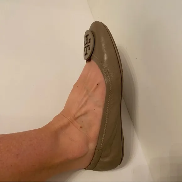 Tory Burch Shoes taupe gray tan leather ballet flats medallion vamp Size 7.5