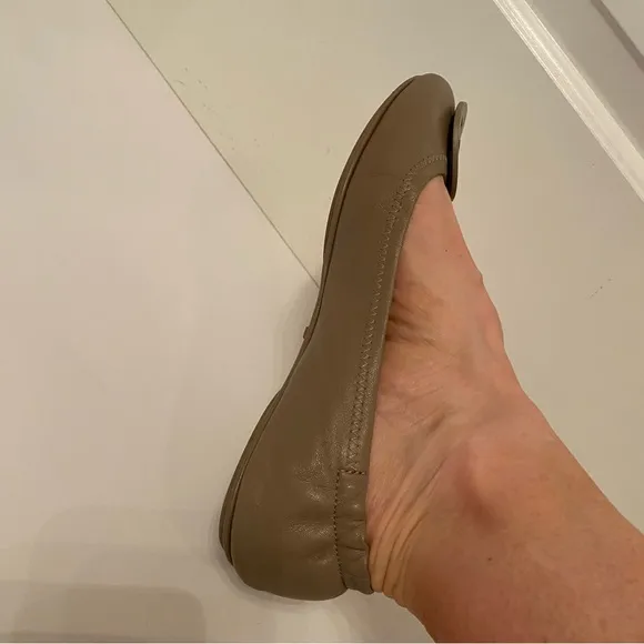 Tory Burch Shoes taupe gray tan leather ballet flats medallion vamp Size 7.5