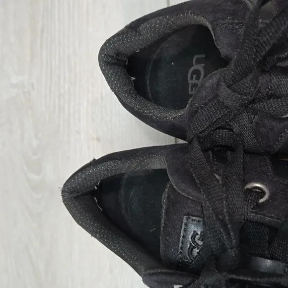 Ugg Australia Kids Unisex Leather Sneakers shoes sz 3