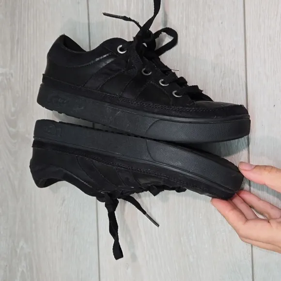Ugg Australia Kids Unisex Leather Sneakers shoes sz 3