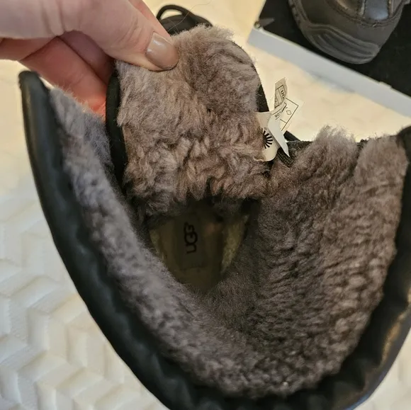 Ugg boots unisex size 5