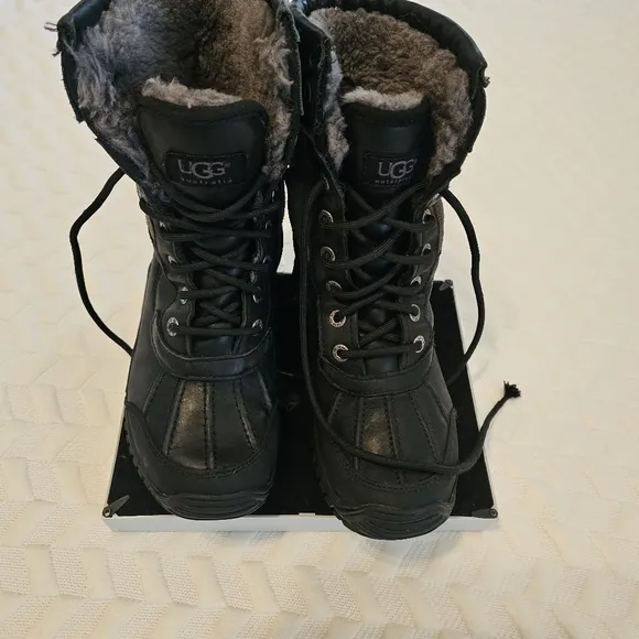 Ugg boots unisex size 5