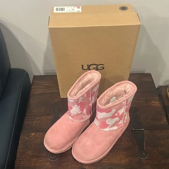 UGG Girls Pink Camo Boots Size 3