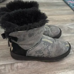 UGG Kids Bailey Bow Boots Snakeprint size 5