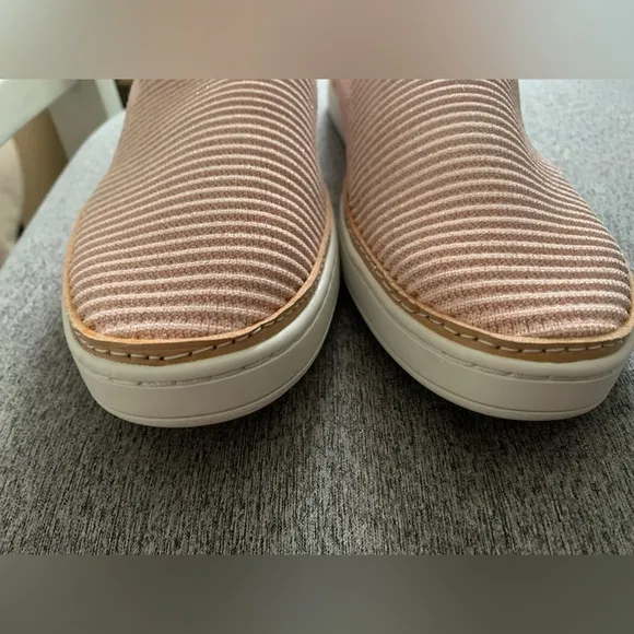 UGG Sammy Sneaker sz 8.5
