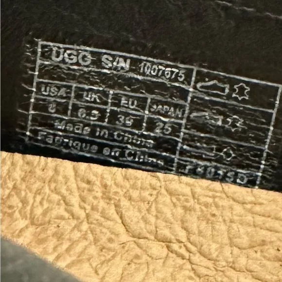 UGG Women's Black Loafers size 8 pre owned Exellent condition.