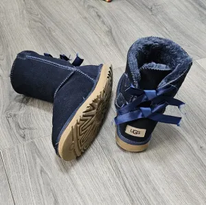 UGG Women's Navy Blue Boots Size 8.5 Bailey Bow II 39