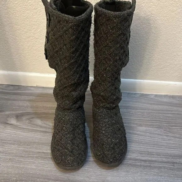 UGG BOOTS SIZE 7