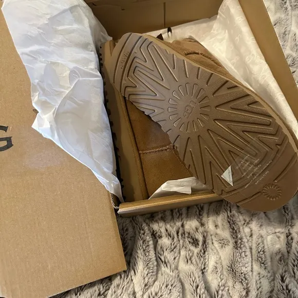 Ugg’s boots (Chestnut color) size 6 (new in the box )