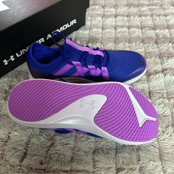 Under Armour Girl Infinity 3 frosty Sneaker Size 6Y