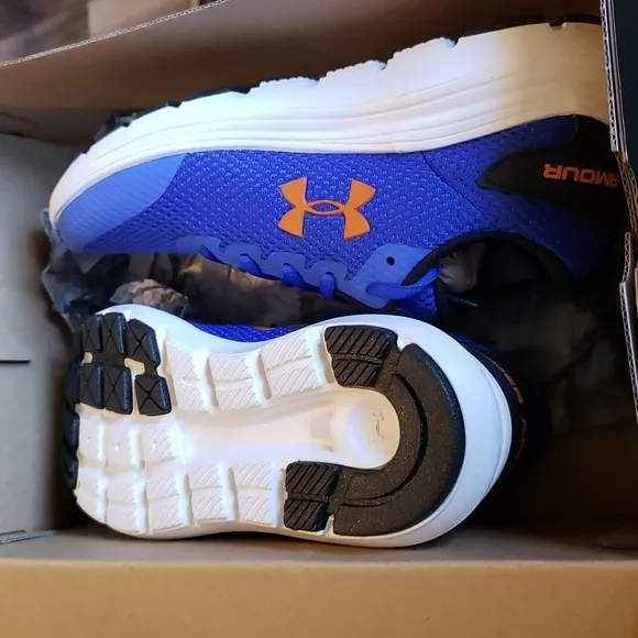 UNDER Armour Grade Sneakers size 5.5 y