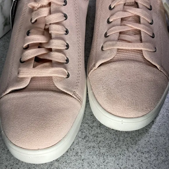 Unisex pink suede tennis shoes NWT. Size men’s 9 or women’s 10.5-11. B15 Clark’s