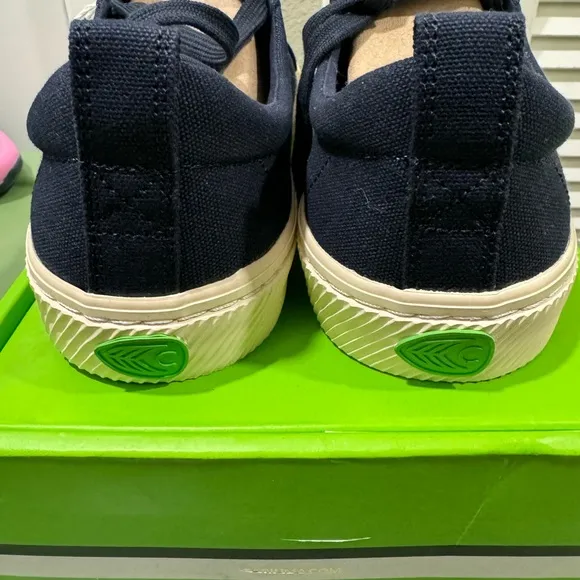 Unisex sneakers women’s 10 men’s 8.5