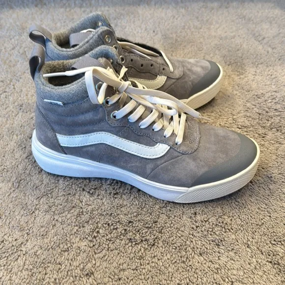 Unisex Vans UltraRange Hi top sneakers. Wool interior. Suede exterior. Size 7