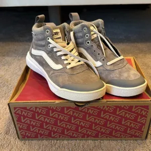 Unisex Vans UltraRange Hi top sneakers. Wool interior. Suede exterior. Size 7