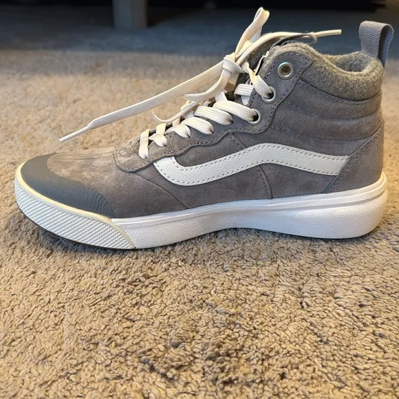 Unisex Vans UltraRange Hi top sneakers. Wool interior. Suede exterior. Size 7