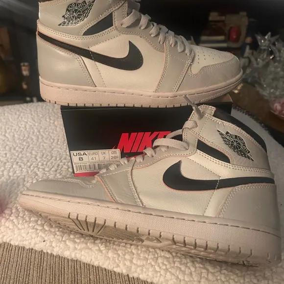 UNISEXNike Jordan 1 Retro High OG in Black and White, crimson tintMENS Size 8