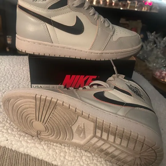 UNISEXNike Jordan 1 Retro High OG in Black and White, crimson tintMENS Size 8