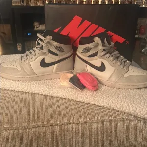 UNISEXNike Jordan 1 Retro High OG in Black and White, crimson tintMENS Size 8