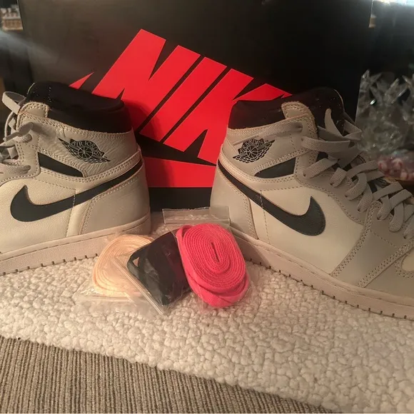 UNISEXNike Jordan 1 Retro High OG in Black and White, crimson tintMENS Size 8