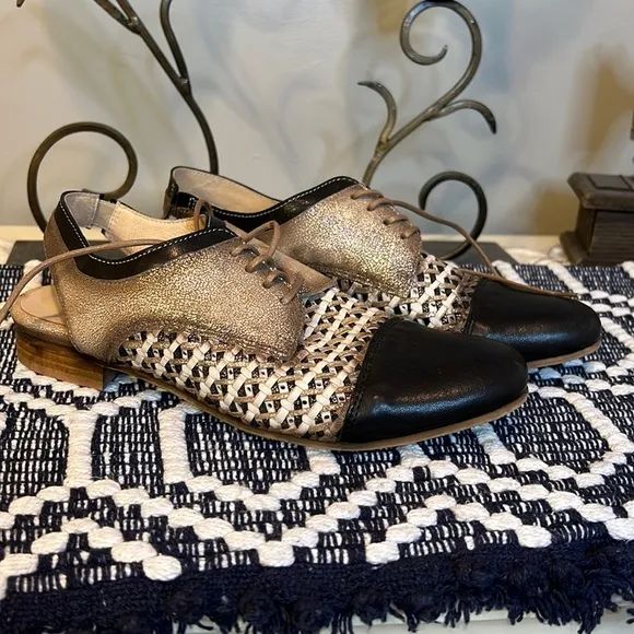 Unity In Diversity Oxford Black Gold Metallic Open Back Flats New