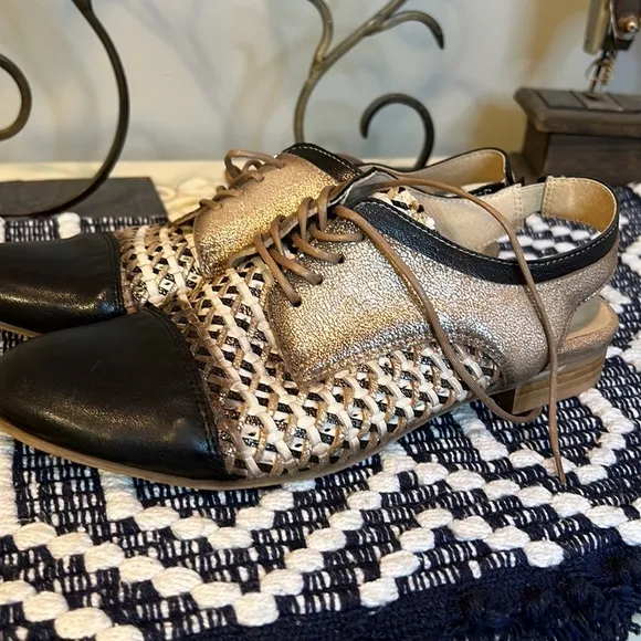 Unity In Diversity Oxford Black Gold Metallic Open Back Flats New
