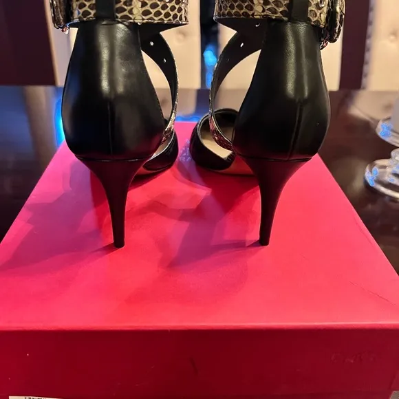 Valentino New Never UsedLeather Animal Print SandalsSize: 7 1US7, IT37