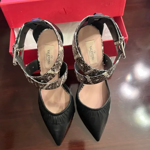 Valentino New Never UsedLeather Animal Print SandalsSize: 7 1US7, IT37