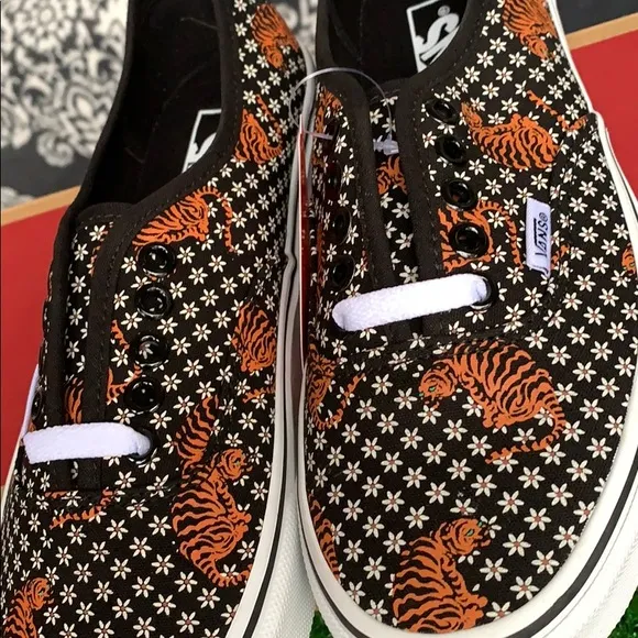 VANS AUTHENTIC TIGER FLORAL BLACK/TRUE WHITE WMNS