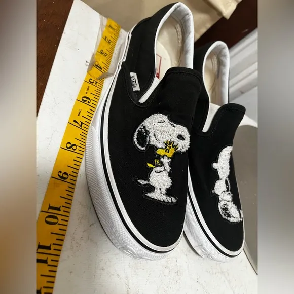 Vans peanuts snoopy shoes