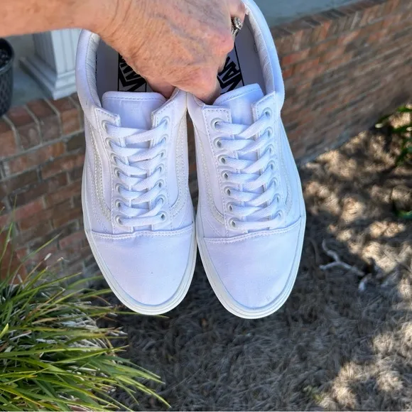 VANS WHITE/WHITE M9 W10.5 Sneakers LIKE NEW!!