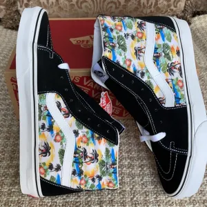 Vans WMNS Sk8-Hi ALOHA Black/True White Sneakers