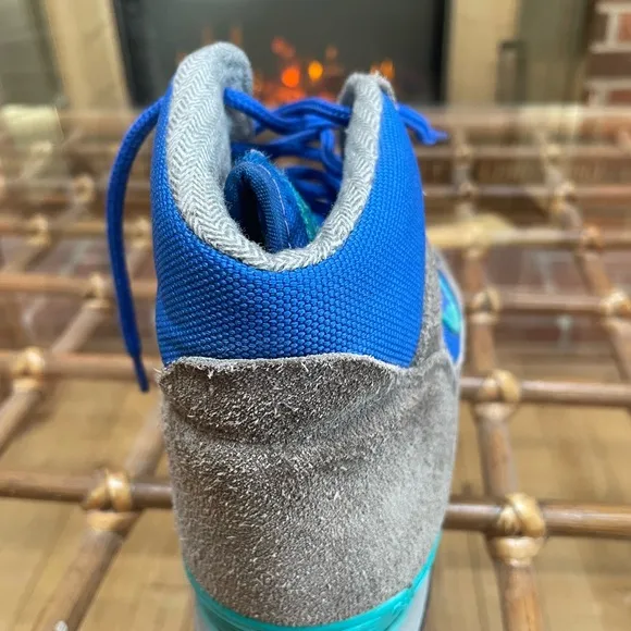 Vasque gray and blue children’s boots in good condition.