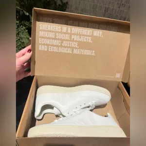 Veja V-12 Extra White Sneakers NWT