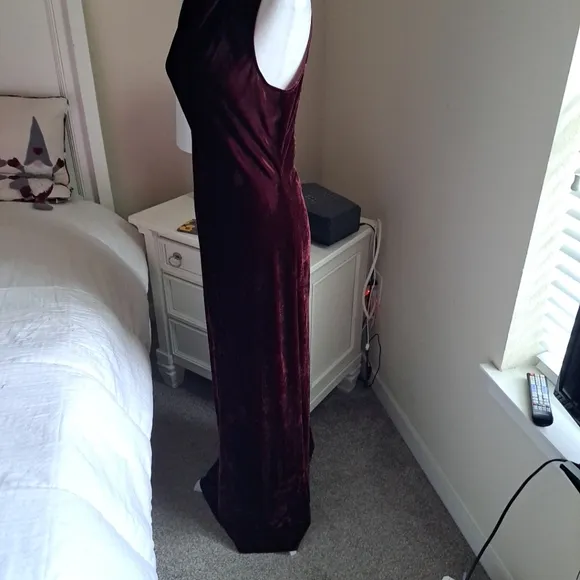 VERONICA BEARD Kura Dress in Merlot color Size  8 Excellent Condition