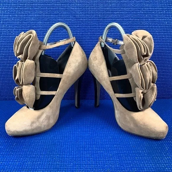 VINCE CAMUTO VC-MARCIA Women`s Size 7B Tan Suede Leather Heels