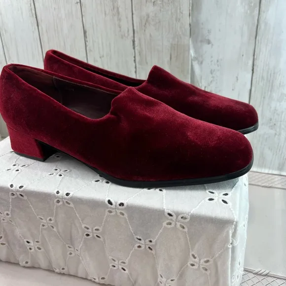 Vintage Vittorio Ricci Shoes Women 8.5M Block Heel Velvet Slip On 90s Fashion