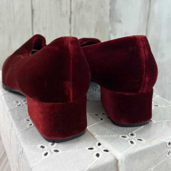 Vintage Vittorio Ricci Shoes Women 8.5M Block Heel Velvet Slip On 90s Fashion